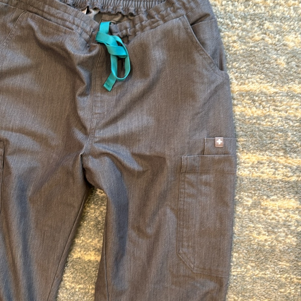 Figs small/tall joggers grey.